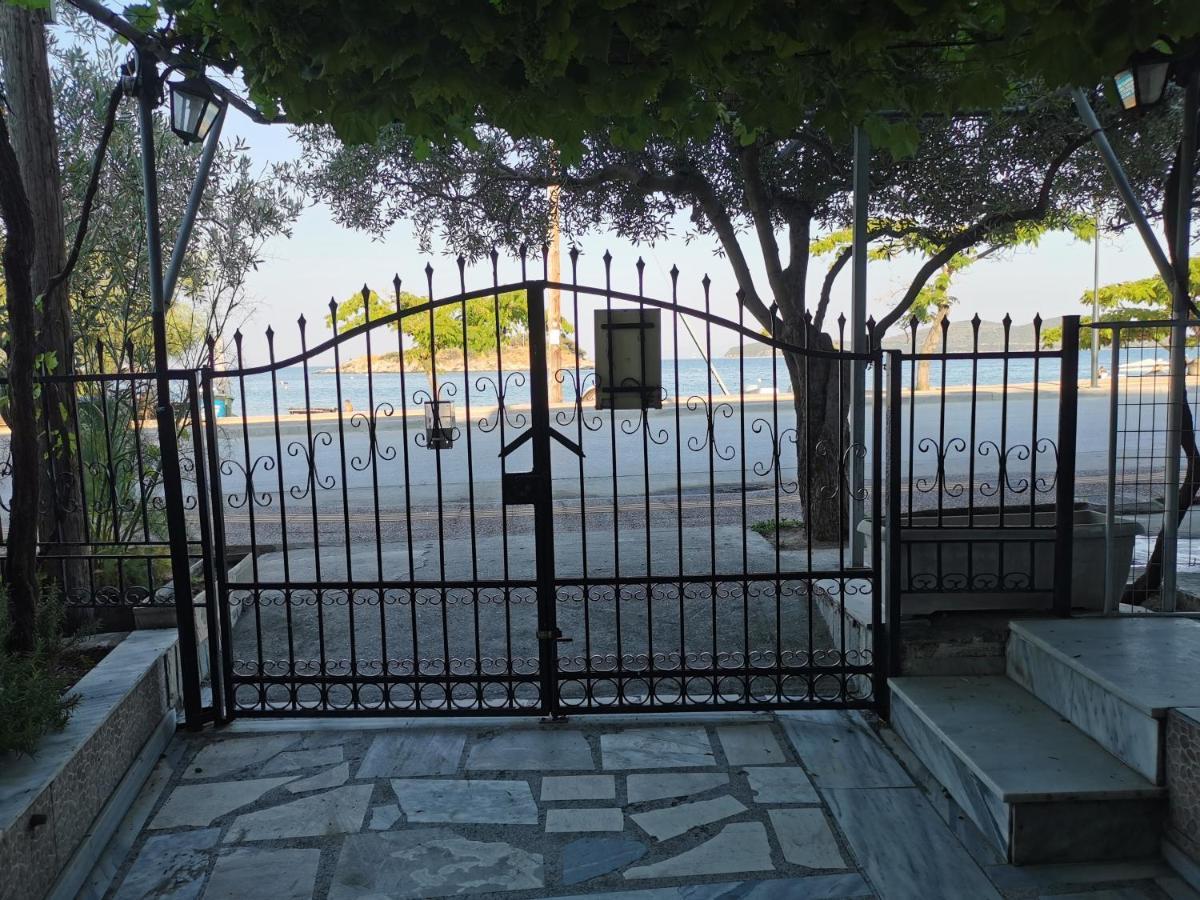 Villa Tasos Néa Péramos Exteriör bild