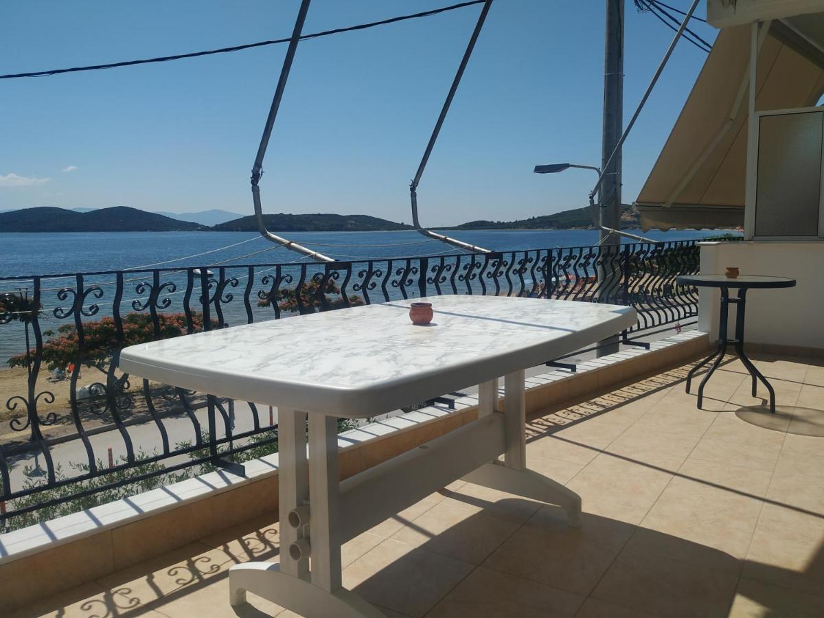 Villa Tasos Néa Péramos Exteriör bild
